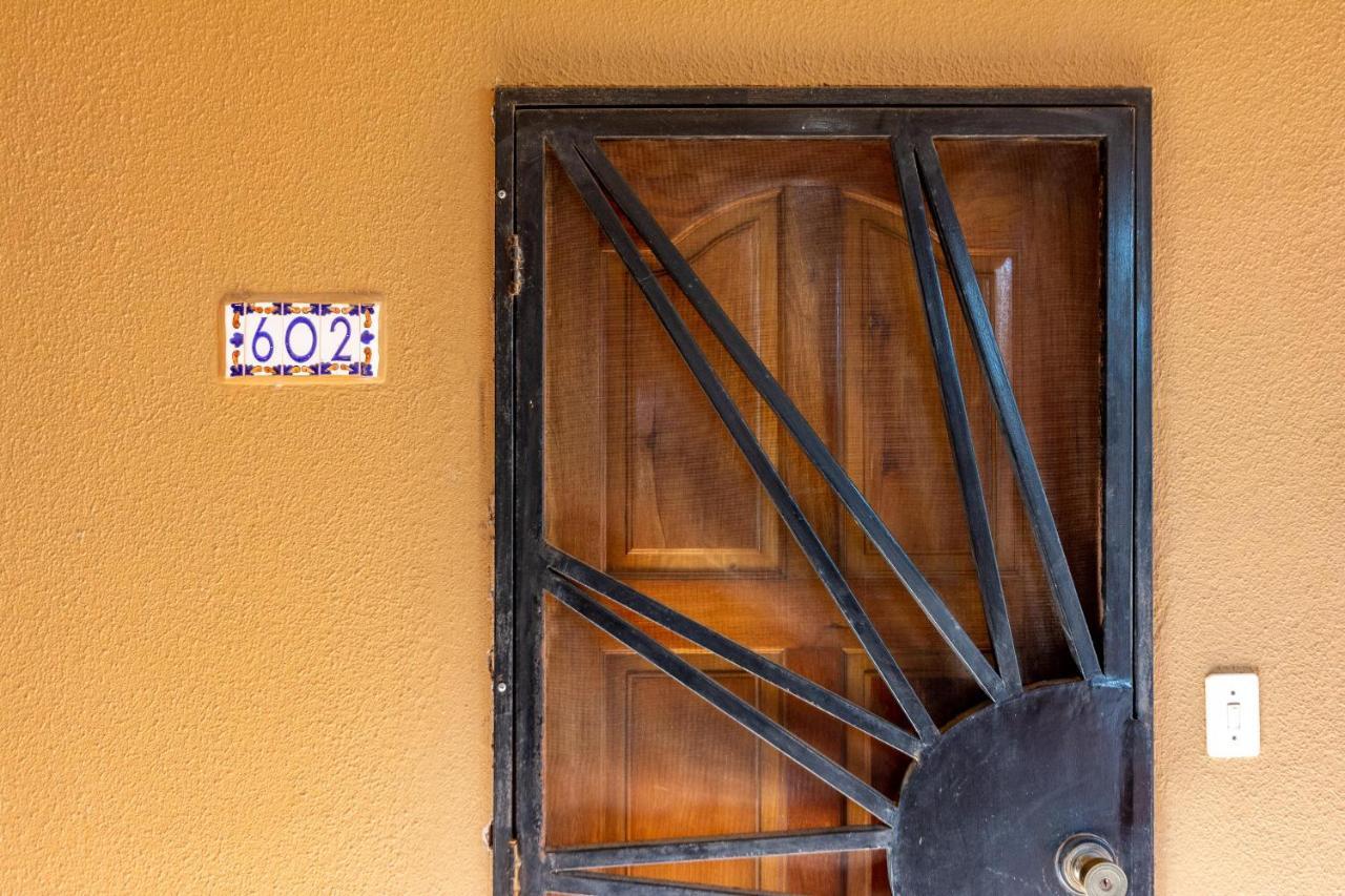 Warm Interiors And Orange Hues On Ground Floor In Front Of Beach Playa Flamingo Pokój zdjęcie