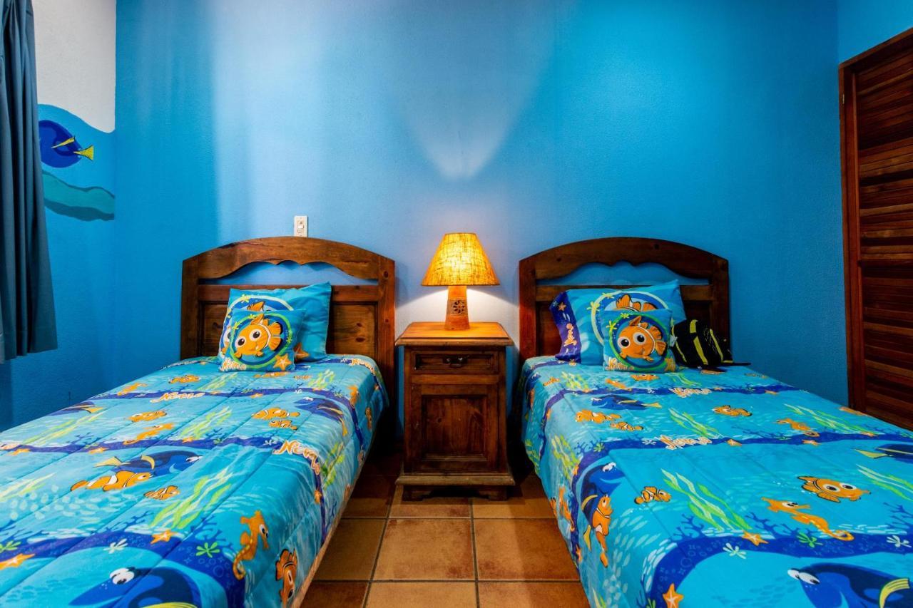 Warm Interiors And Orange Hues On Ground Floor In Front Of Beach Playa Flamingo Pokój zdjęcie